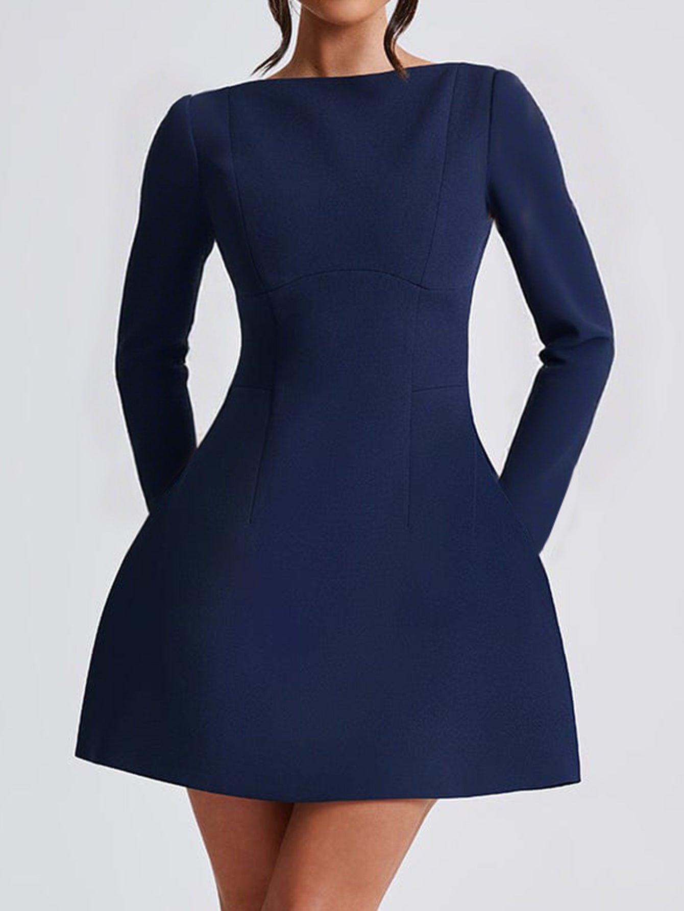 فستان نسائي أنيق بأكمام طويلة ولون موحد