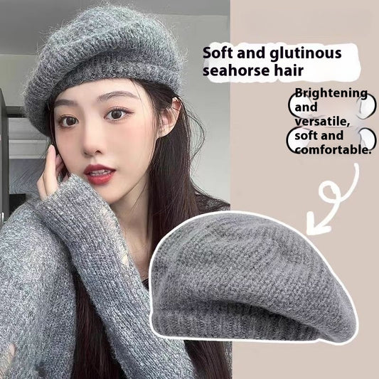 قبعة صوفية حمراء كبيرة الحجم بتصميم وجه جميل وجذاب.