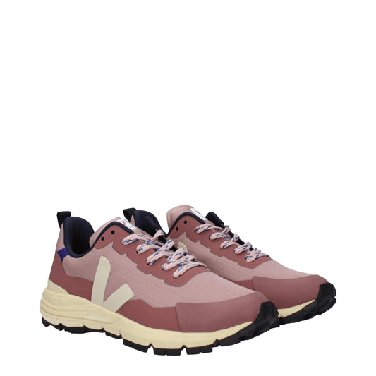 حذاء رياضي وردي اللون مصنوع من القماش