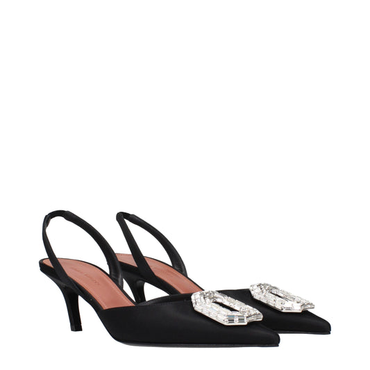 صندل بكعب عالٍ من الساتان الأسود