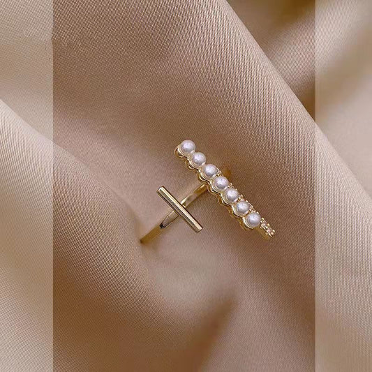 خاتم فاخر بتصميم أنيق وعصري، مناسب للنساء ذوات الشخصية المميزة.